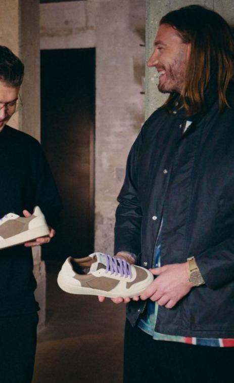 Mads og Christian står sammen med Nicklas Bendtner med Errant X Bendtner sneakers i hænderne