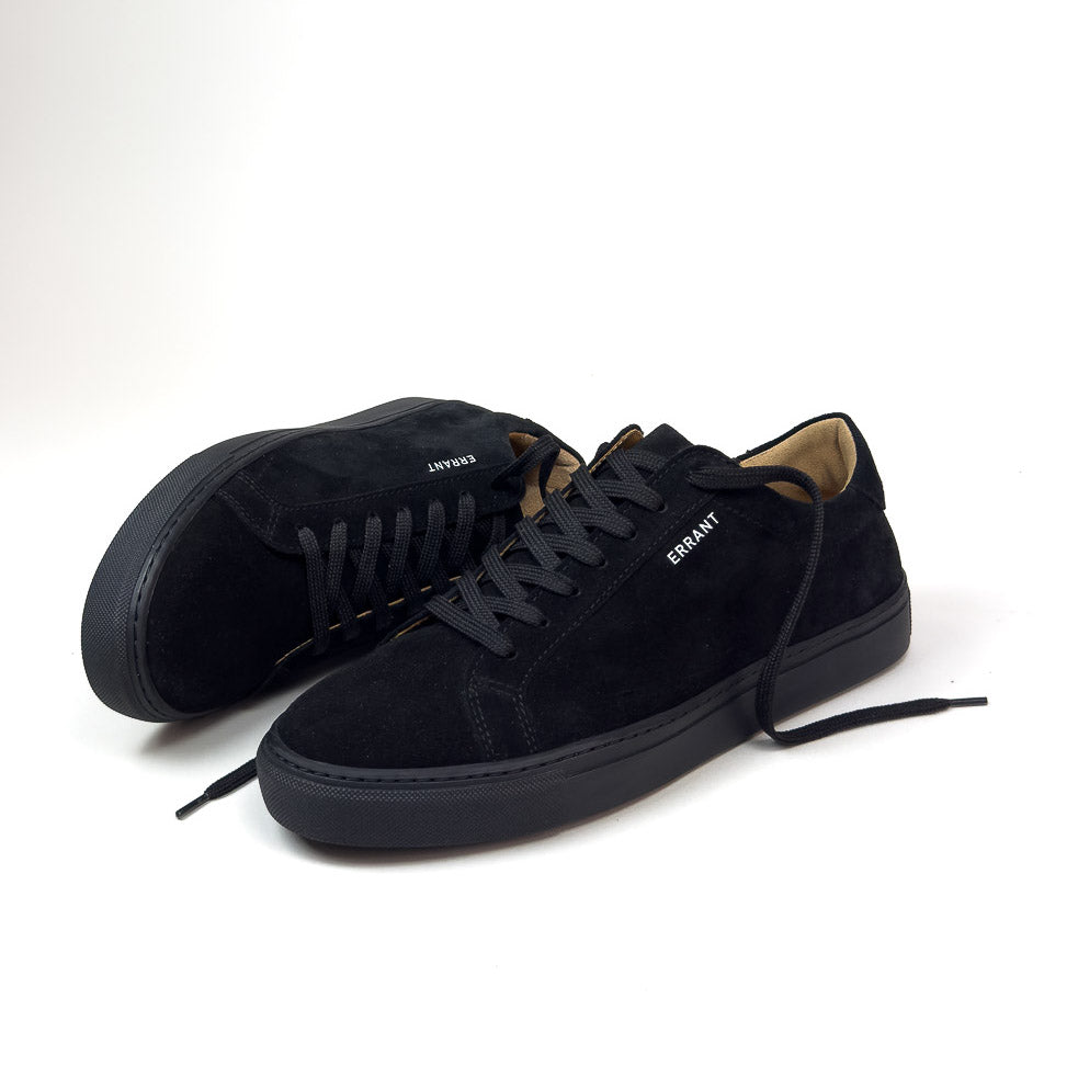 Essential Sneaker - All Black Suede i studie med hvid baggrund 