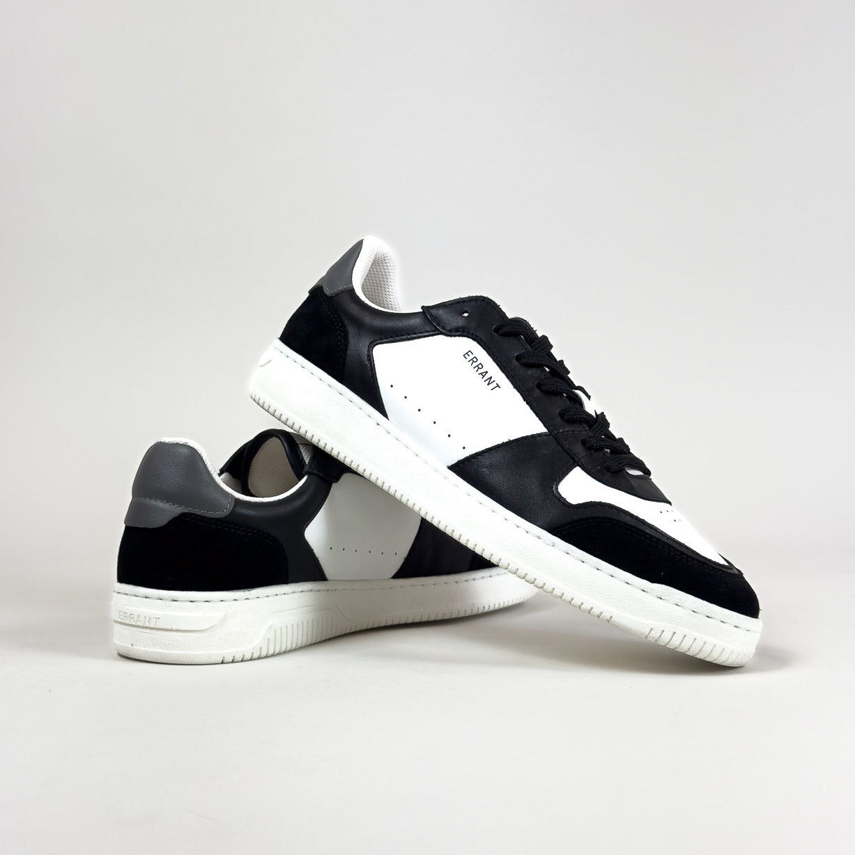 Low Sneaker - Black Teal med sorte snørebånd i studie med hvid baggrund