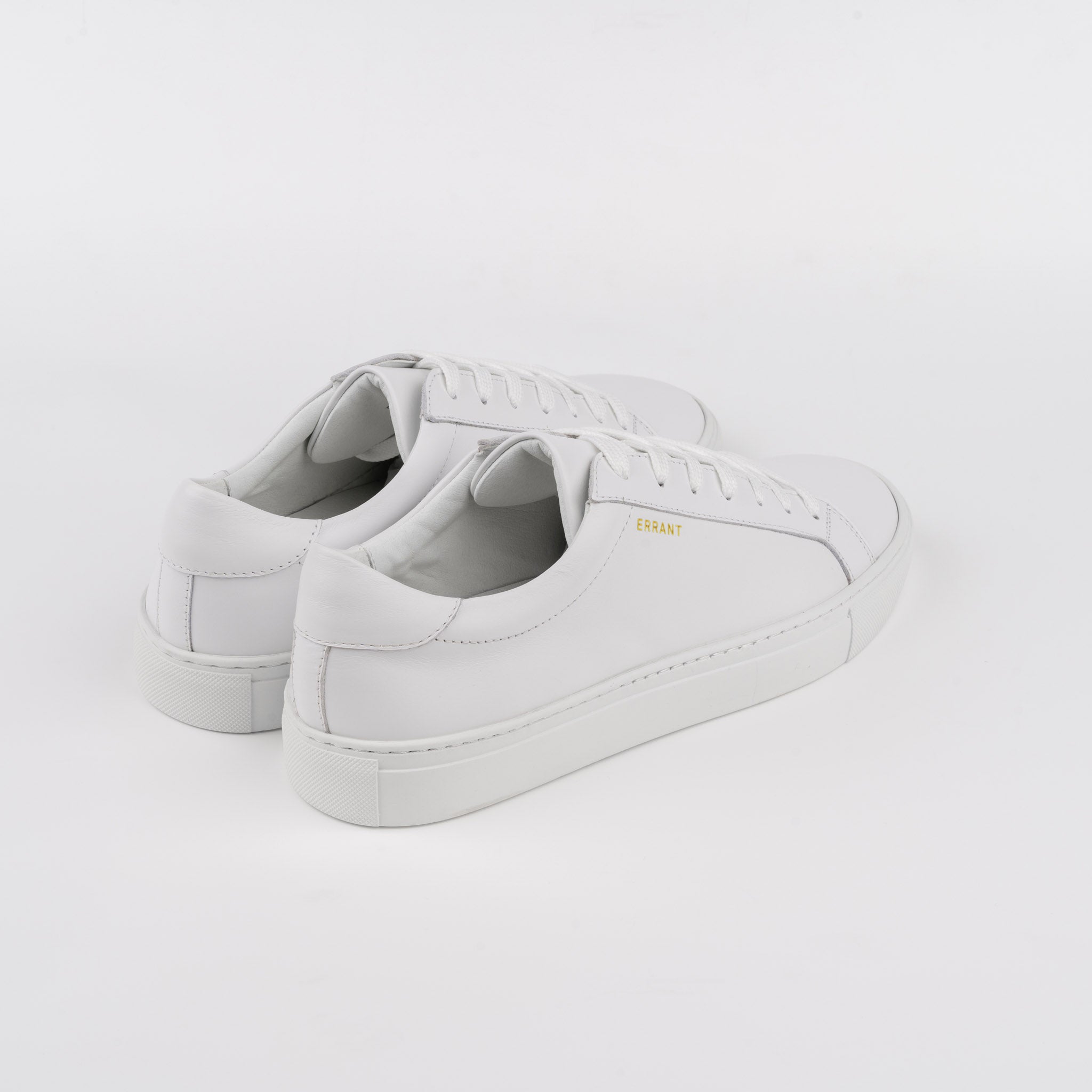 Essential Sneaker - White Gold (Herre): Hvide sneakers med gyldne detaljer, håndlavet i Portugal. Høj kvalitet, komfortabel skum sål, perfekt til både hverdagsbrug og fest.