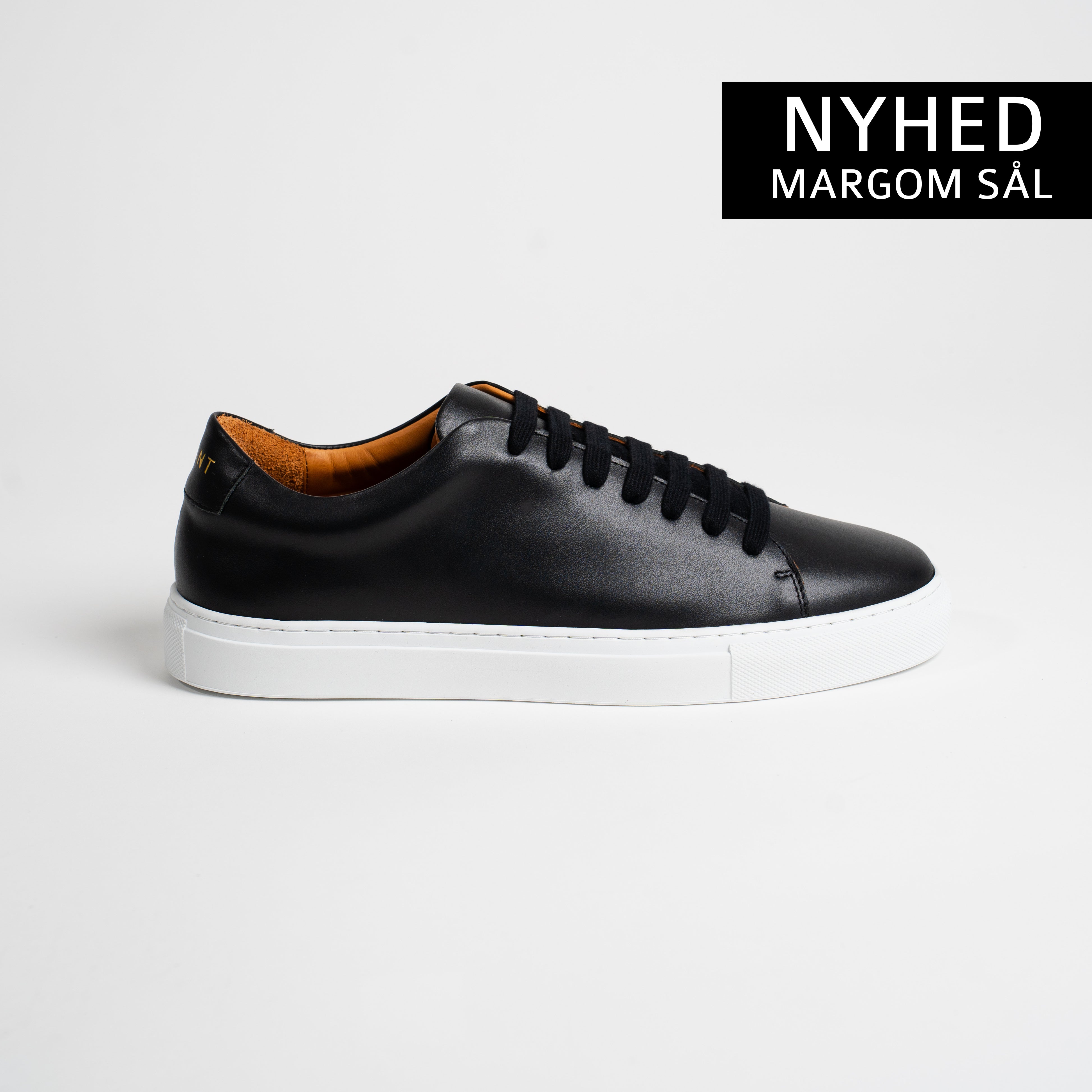 Essential Sneaker - Black Classy